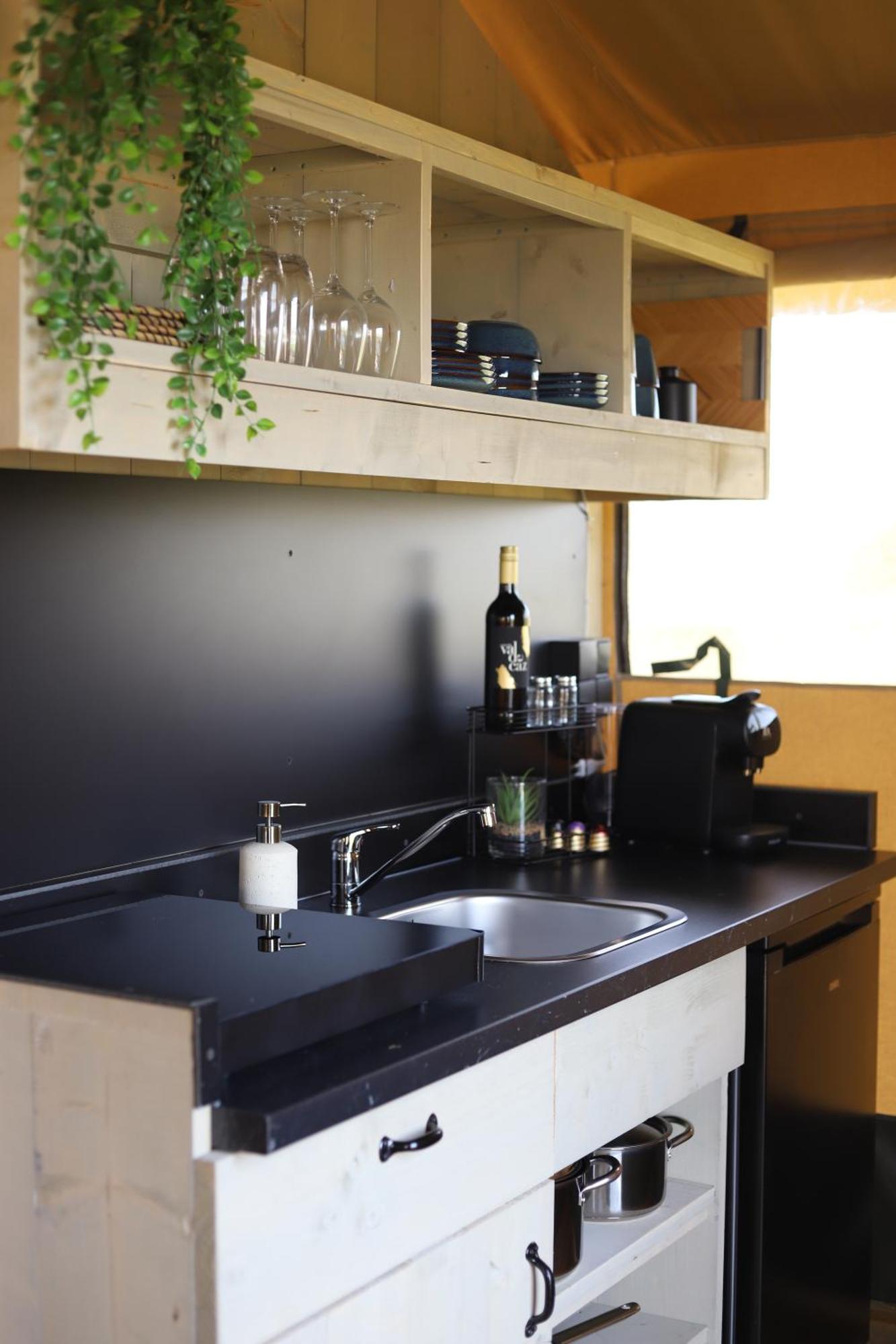 Safaritent Premium Aan Het Water Luxury tent Nieuwe Wetering